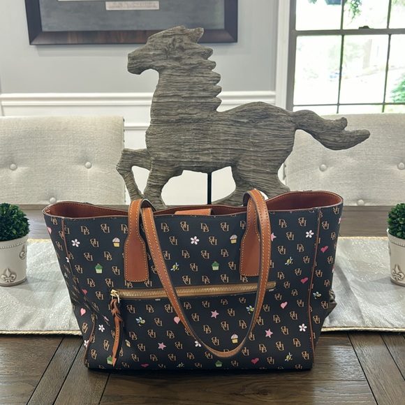 Dooney & Bourke Gretta Ashton novelty heart ❤️ & cupcake leather tote - Picture 2 of 9